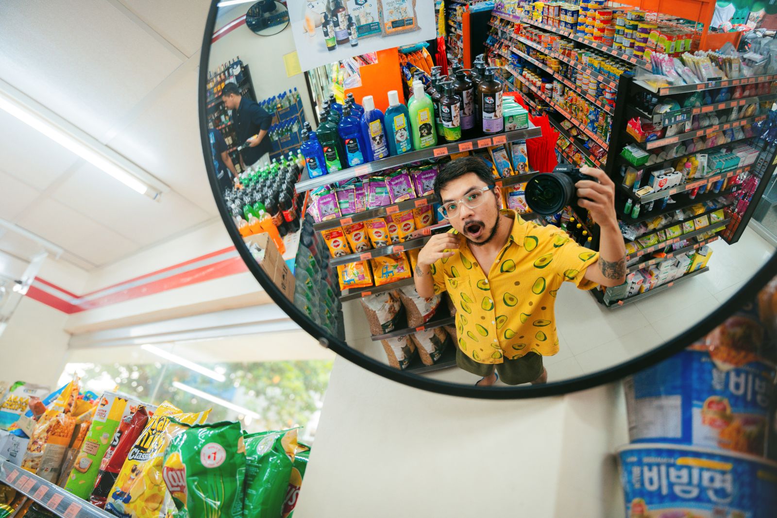 Interior de una tienda de conveniencia moderna con estanterías de productos