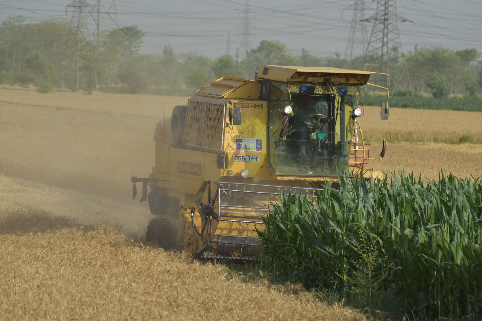 Maquinaria agrícola en un campo de cultivo al atardecer