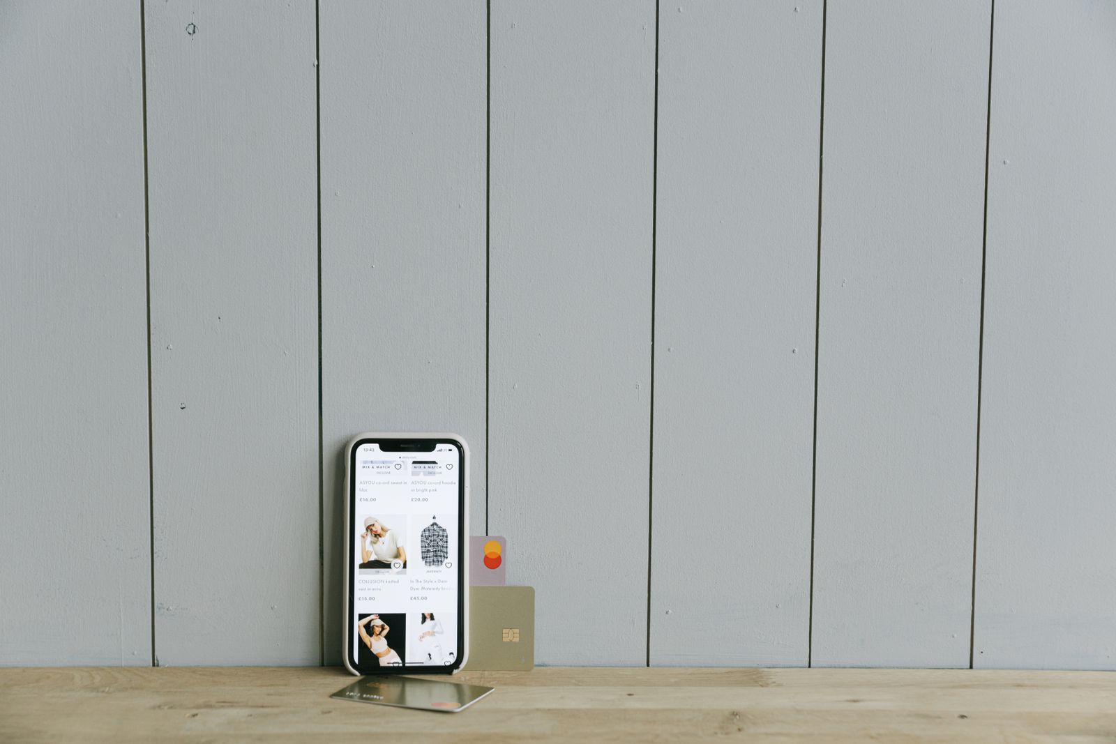 Teléfono inteligente con una aplicación de banca digital que muestra cuentas en distintas monedas.