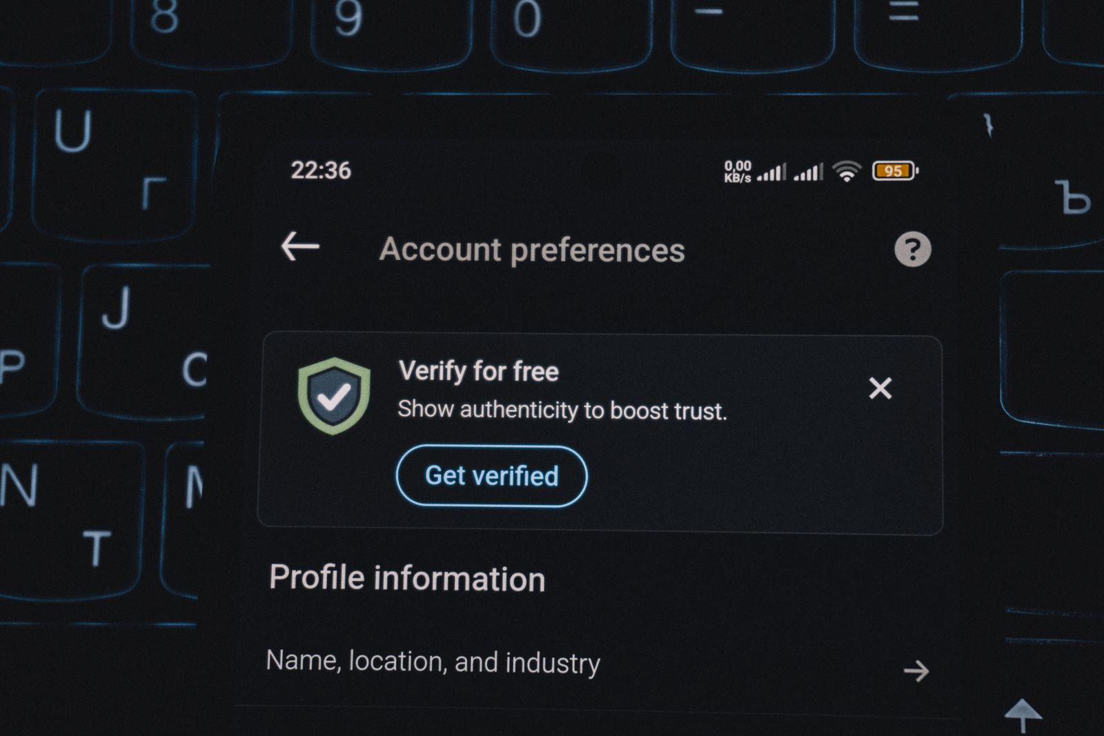 Dispositivo tecnológico de verificación de documentos de identidad sobre un escritorio de oficina