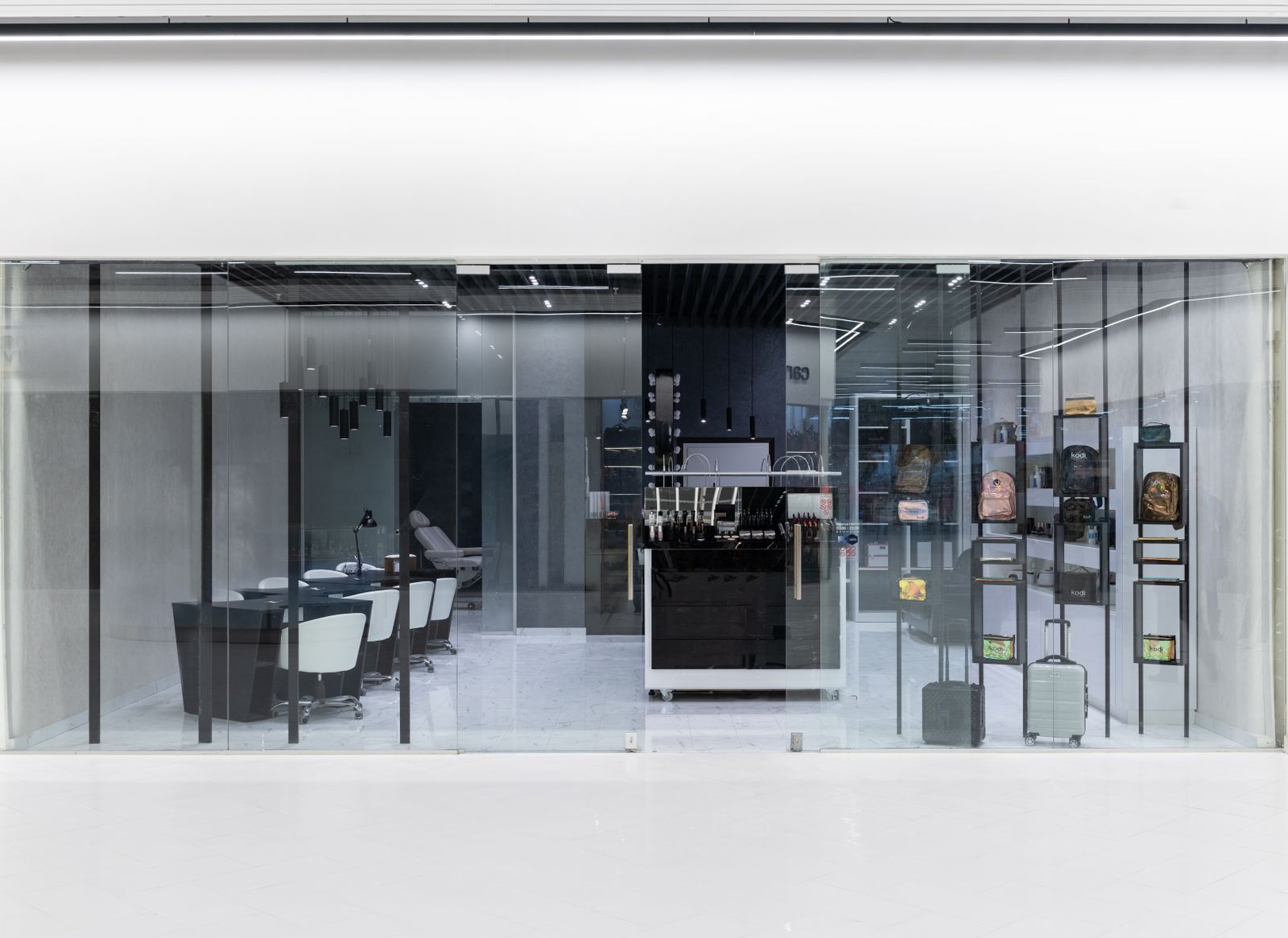 Showroom de una tienda de muebles para el hogar con mobiliario minimalista