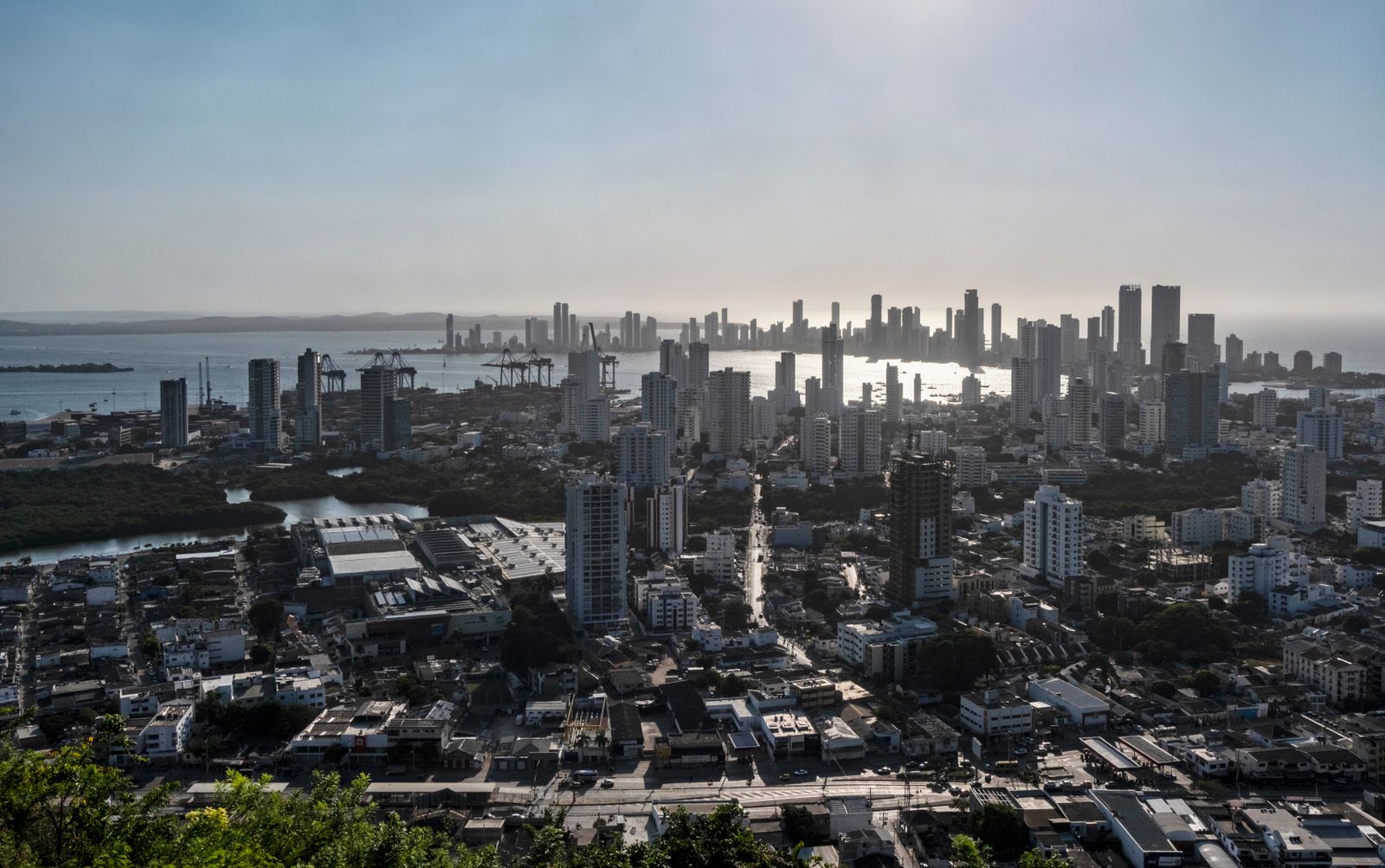 Panorámica urbana de una ciudad latinoamericana con edificios altos al atardecer