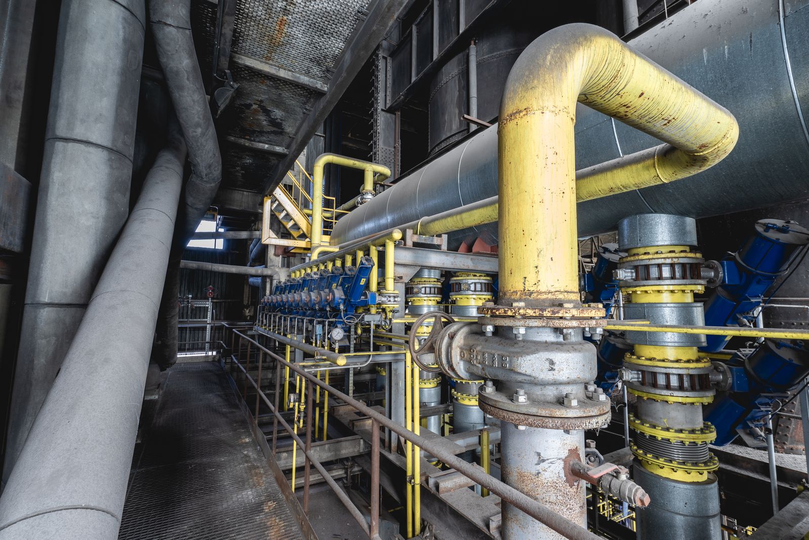 Tubería de gasoducto en construcción cruzando un terreno abierto