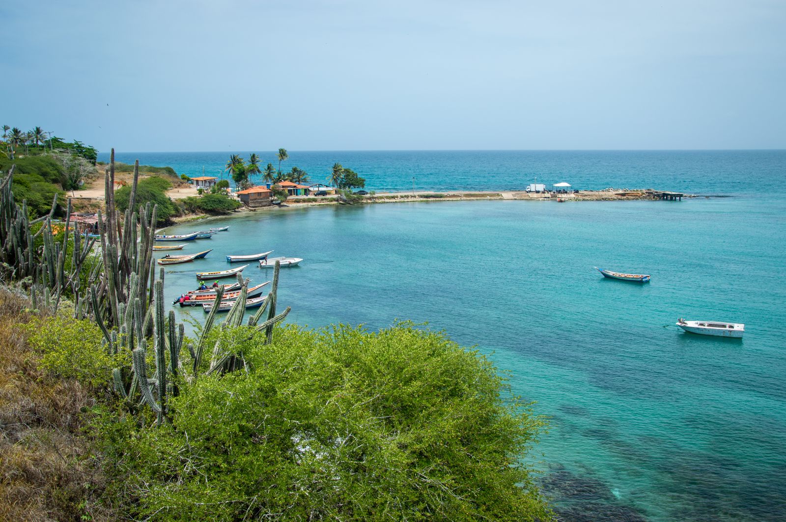 Bahía de un pueblo pesquero del Caribe con botes de madera anclados